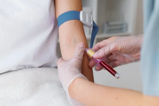حماية لكي ولجنينك: أهمية تحاليل الدم و الهرمونات أثناء الحمل